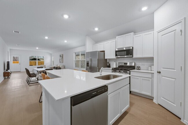 Building Photo - 591 Sormonne Lp