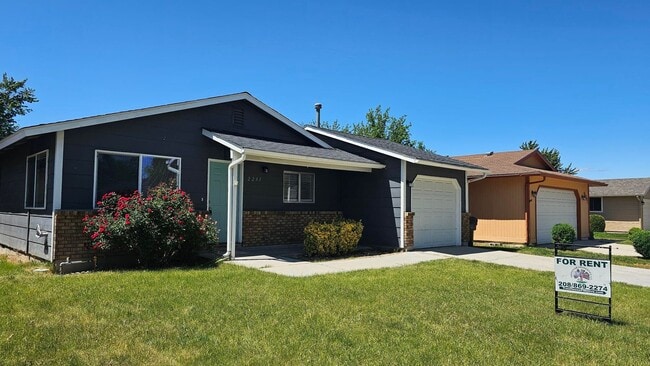 Primary Photo - Spacious 4-Bedroom Home – New Updates, Fen...