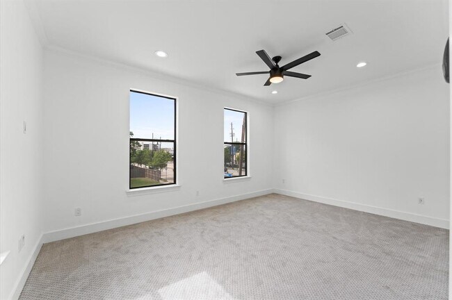 Building Photo - 10070 Cedardale Dr