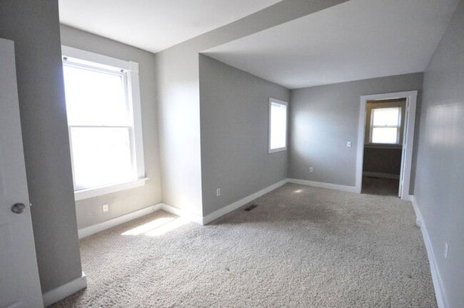 Building Photo - 495 S Lazelle St