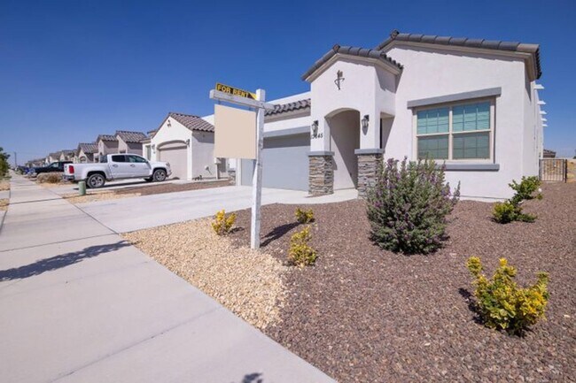 Building Photo - Beautiful East side House