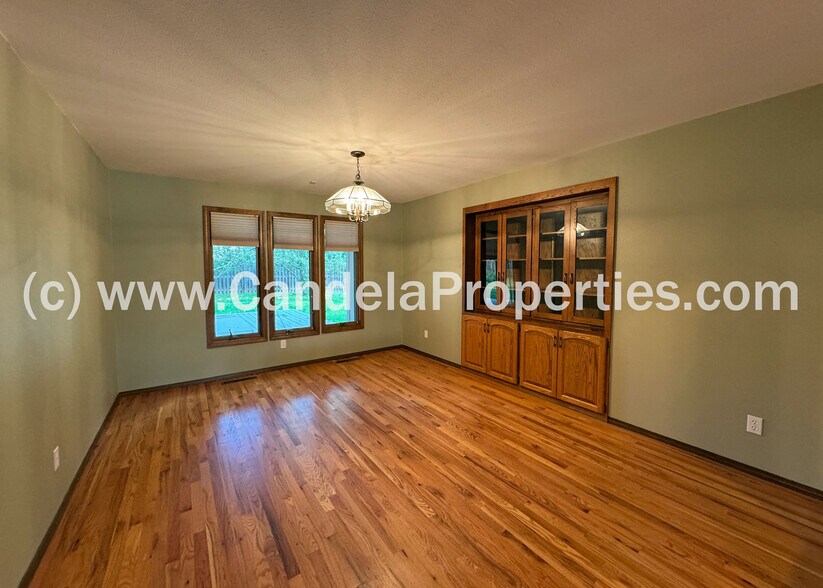 Building Photo - 2970 Shoreham Cir