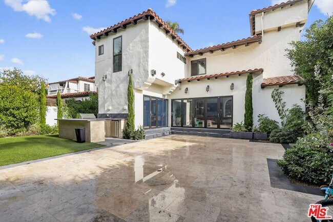 Building Photo - 10749 Weyburn Ave