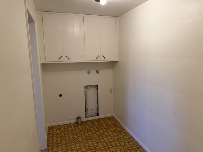 Building Photo - 3525 River Rd