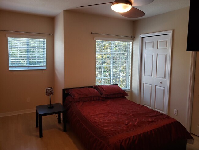 Building Photo - Lakeside Village Townhouse 2 Bedroom  2.5 Bath Available for Short-Term Rental