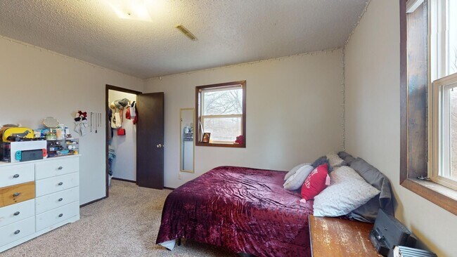 Building Photo - 3 bed duplex on Ontario