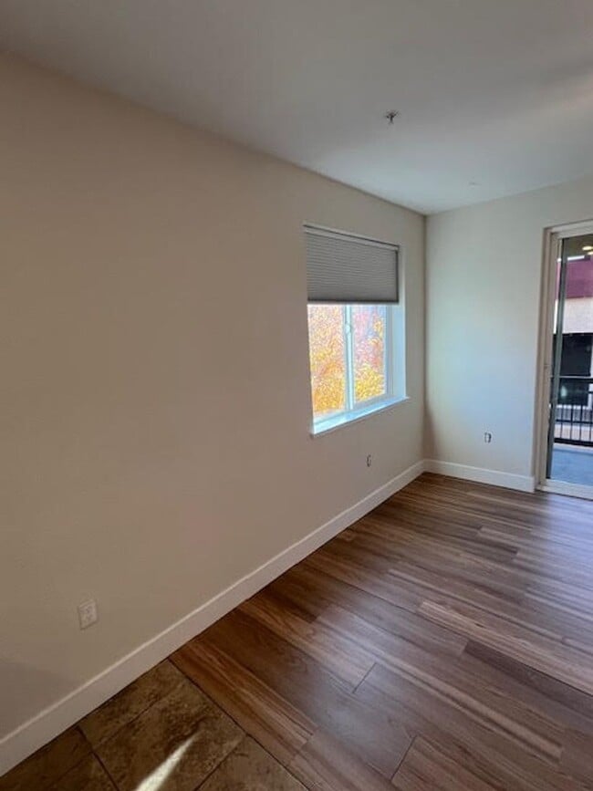 Building Photo - Freshly Painted Larger End Unit Condo for Rent!