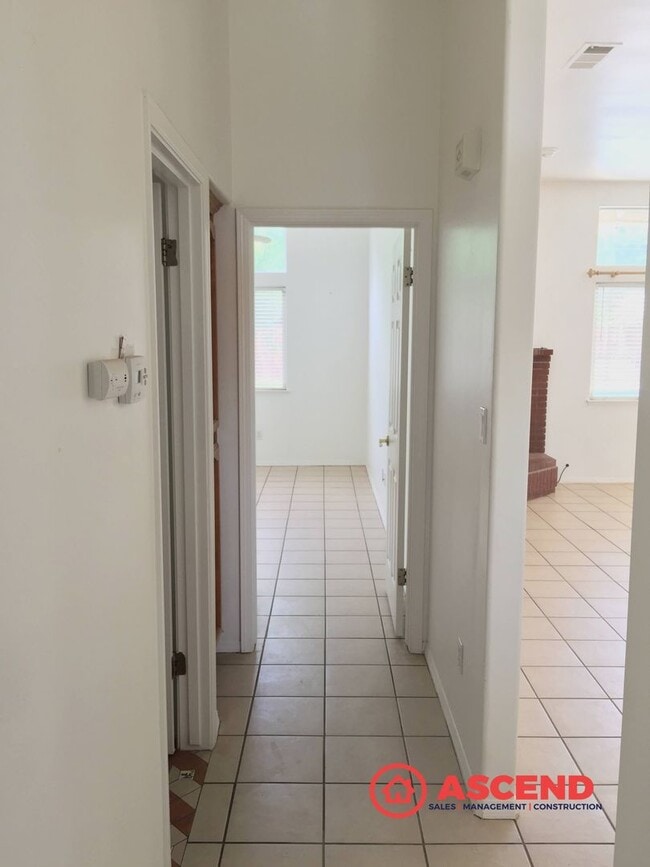 Building Photo - Phenomenal Home Located Off Brimhall and Renfro!