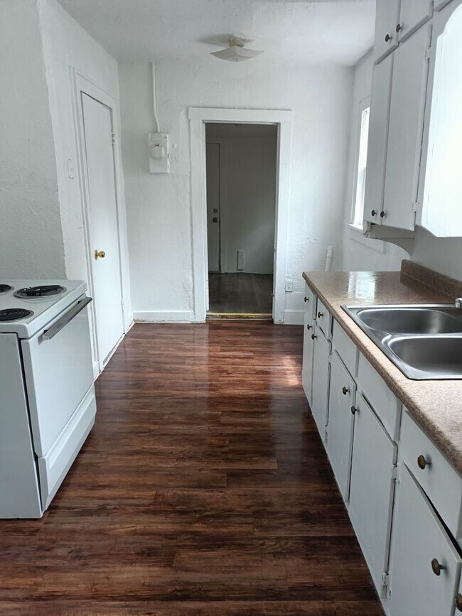 Building Photo - Beautiful 3 Bed / 1 Bath Home with Large Yard!