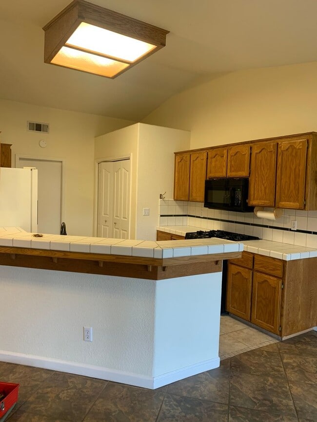 Building Photo - 3 Bedroom 2 Bath available Now