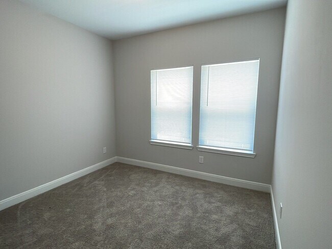 Building Photo - 832 Elkhart St