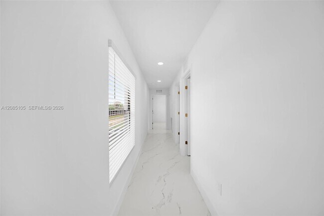 Building Photo - 4985 Fairway Ct