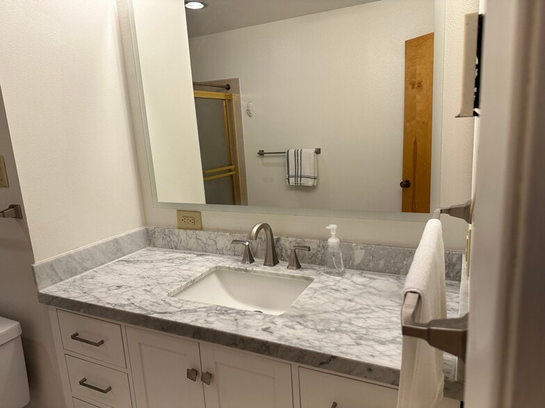 Building Photo - 340 Rim Rd