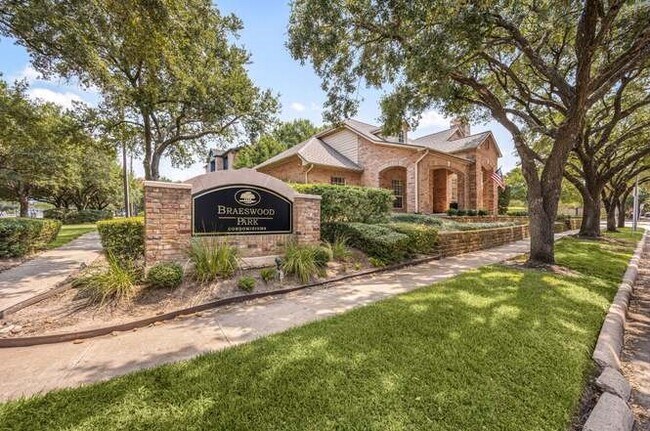 Building Photo - 2255 Braeswood Park Dr