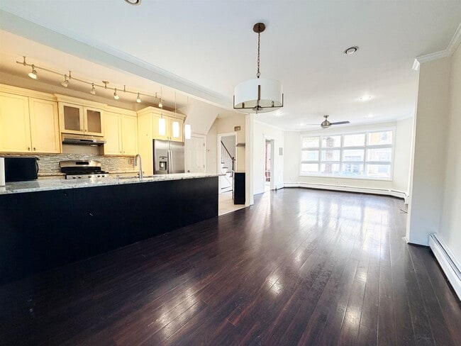 Building Photo - 6013 Buchanan Pl