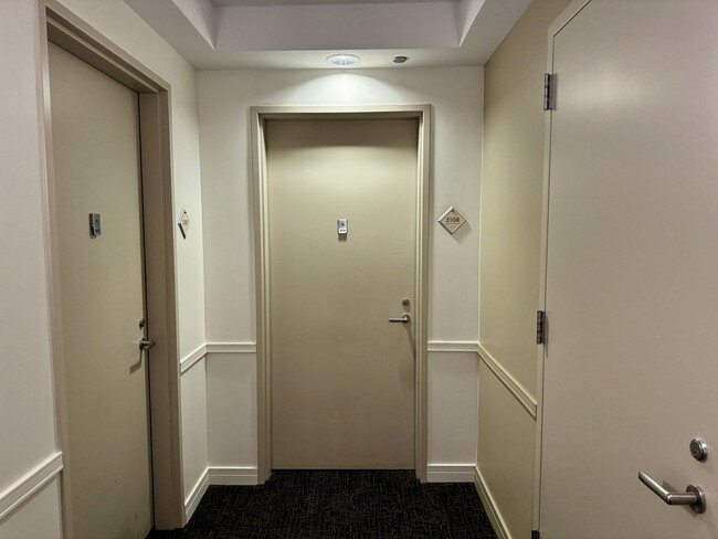 Building Photo - 512 N McClurg Ct