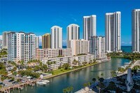 Building Photo - 500 Bayview Dr