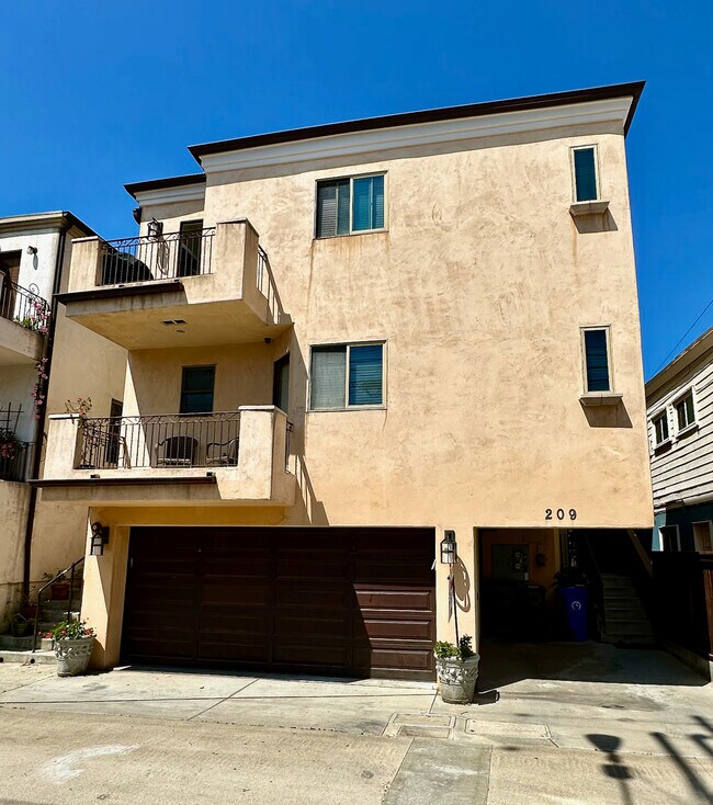 Building Photo - 209 Crest Dr