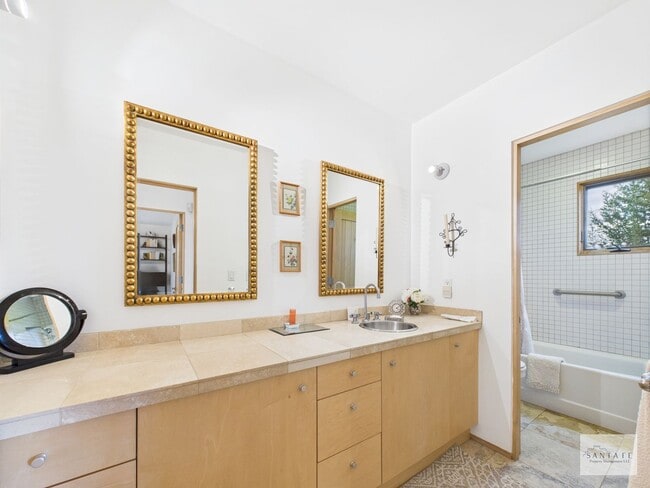 Building Photo - Stylish Home in Eldorado | Furnished or Un...