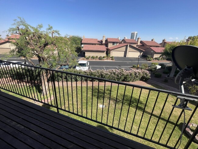 Building Photo - 3 Bed/ 2.5.Ba 2 story townhome , Gated Com...