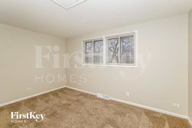 Building Photo - 3317 Fountainbleau Dr