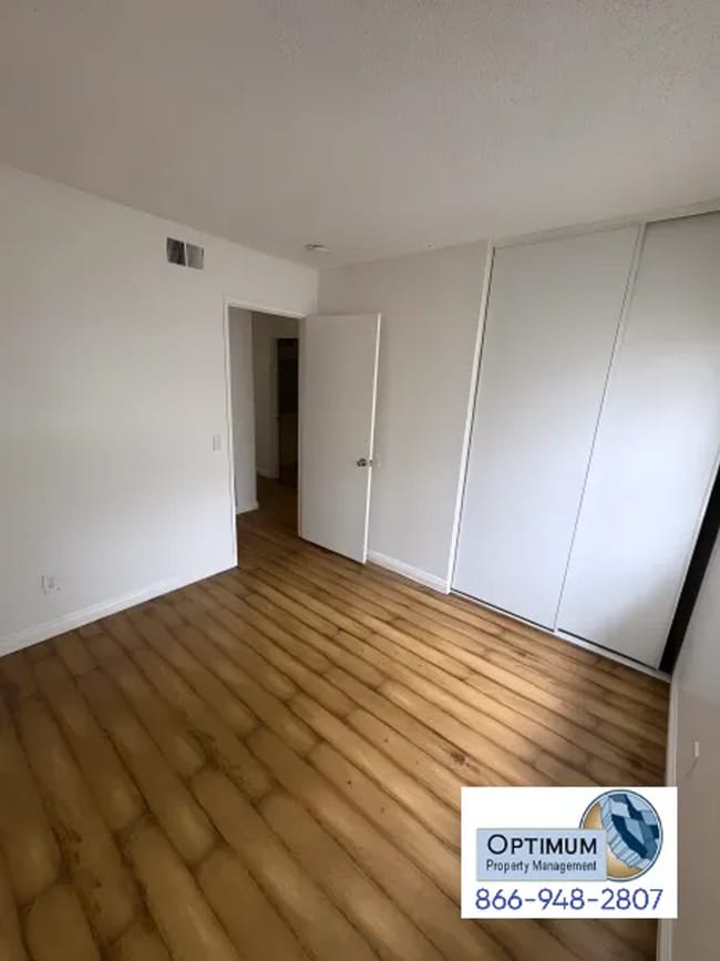 Building Photo - Spacious 4-Bedroom Home with Fireplace & Large Backyard