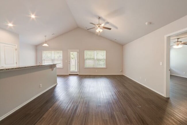 Building Photo - Cutest 3/2/2 Craftsman Style Home!