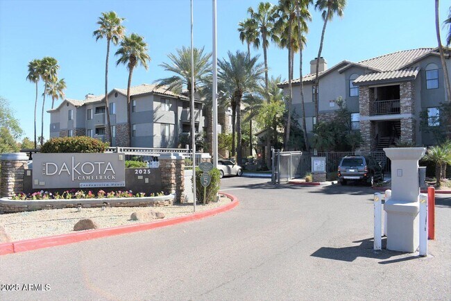 Primary Photo - 2025 E Campbell Ave