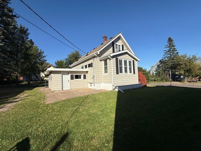 Building Photo - Duluth MN 3-Bedroom - 3-Bath Single Family Home with Garage