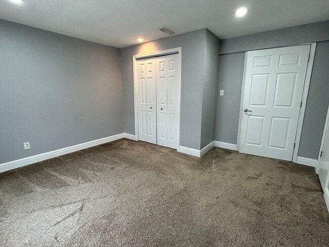 Building Photo - Large Beautiful Home!