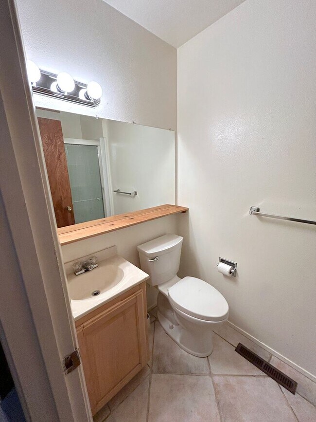 Building Photo - Long-term Lake Forest Glenn Condo