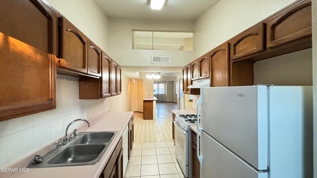 Building Photo - 10960 Delafield Dr