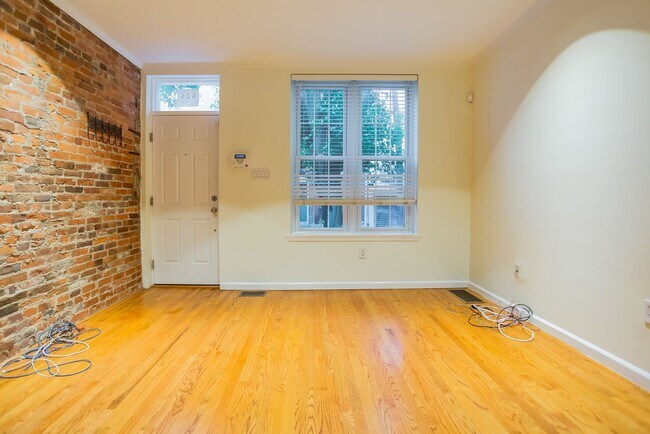 Building Photo - Beautiful 2 Bedroom, 2 Bathroom Historical Row Home