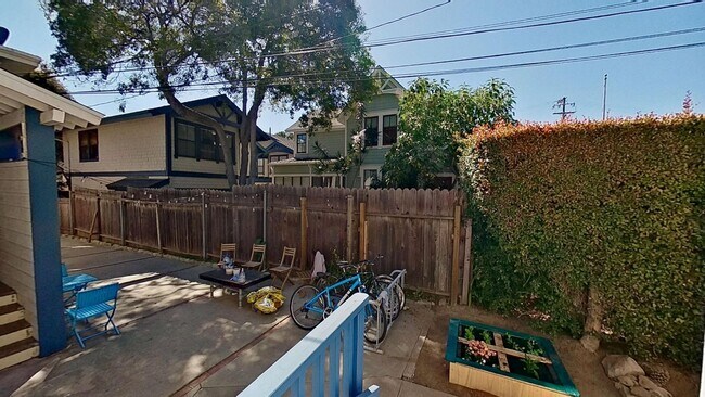 Building Photo - 1523-1527 Chapala St