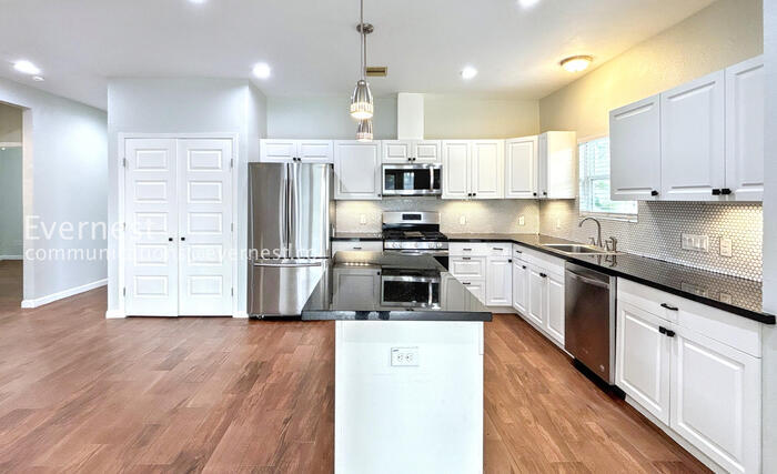 Building Photo - 6701 Paris St