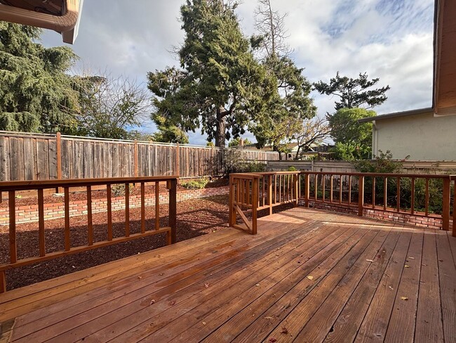 Building Photo - Available now! Charming 3-bedroom, 2-bathr...