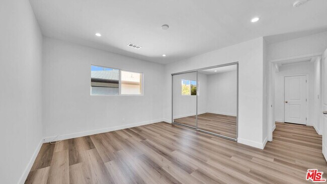 Building Photo - 126 S Manhattan Pl