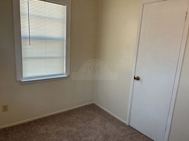 Building Photo - 1404 Bundrant Dr