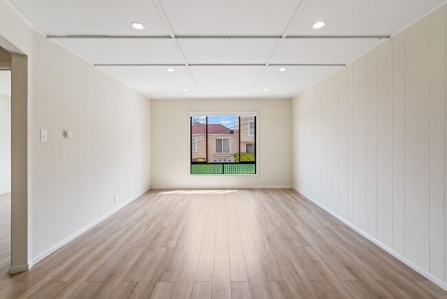 Building Photo - Cute, Comfortable and Convenient Apartment...
