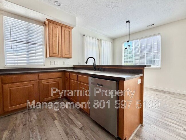 Building Photo - 6935 Traveler Ln