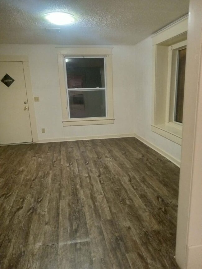 Building Photo - Act Fast - 2 Bedrooms Don't Last Long - Chanute KS