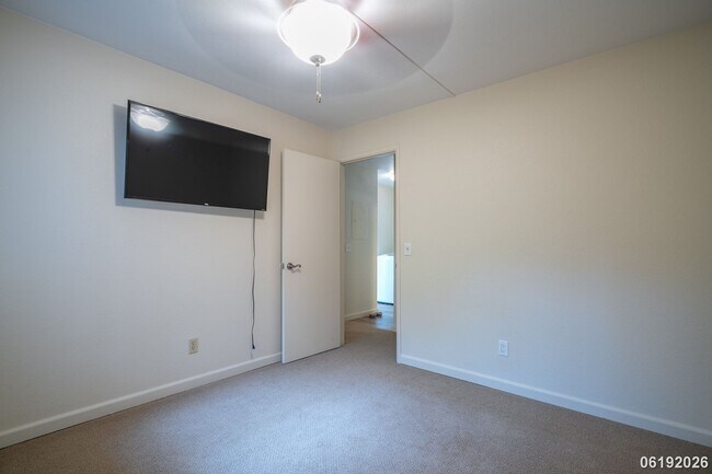 Building Photo - $2,800/ 2 Bed/ 1 Bath/ 2 Parking Hidden in the Heights - Your Private Green Escape on O'ahu