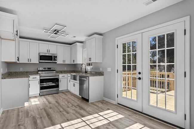 Building Photo - Fully Renovated 3 Bedroom in Southport!