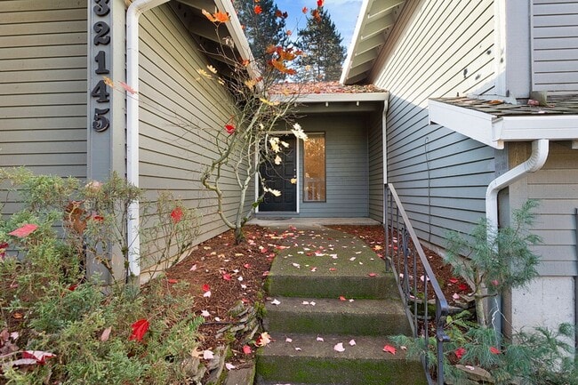 Building Photo - Spacious Home ! Huge living room, 2nd family room, kitchen nook and extra room off kitchen. Large...