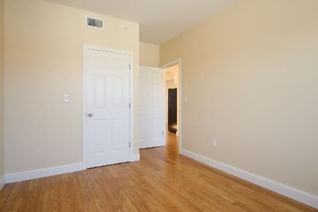 Building Photo - GORGEOUS 5 BED IN EAST BOSTON!!!