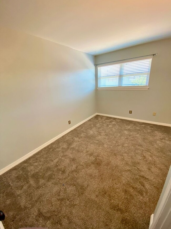 Building Photo - ** 3/1.5 RIVER OAKS CONDOMINIUM **