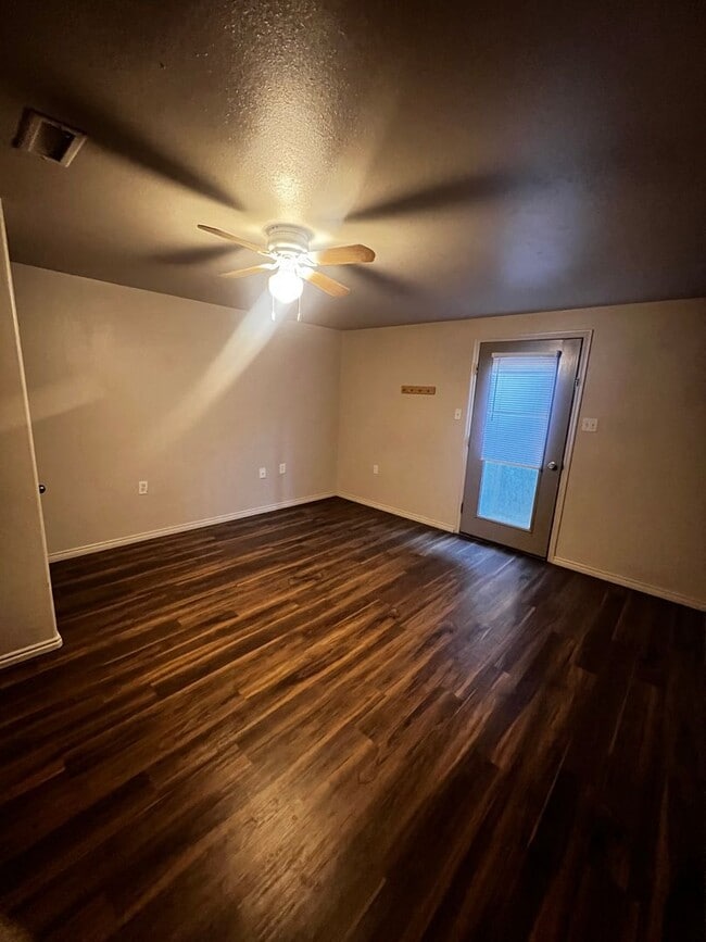 Building Photo - ALL utilities Included 2 Bedroom UNDER $1500