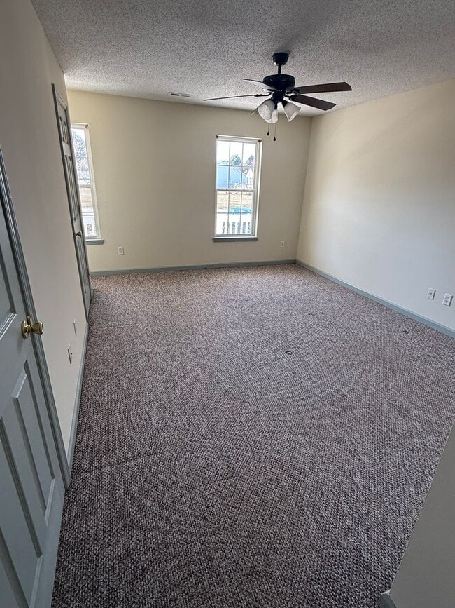 Building Photo - Country Charm