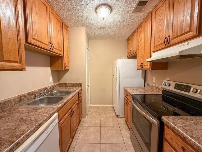Building Photo - 2 Bedroom 1 Bath Unit for Rent - Water, Tr...