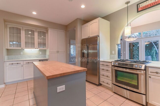 Building Photo - 2326 Carriage Dr